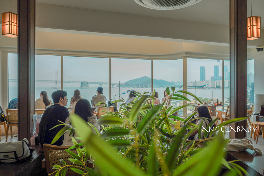 廣安里第一排海景咖啡『차선책 본점』藍緞帶咖啡廳、無麩質不加糖的好吃芝麻蛋糕 @梅格(Angelababy)享樂日記