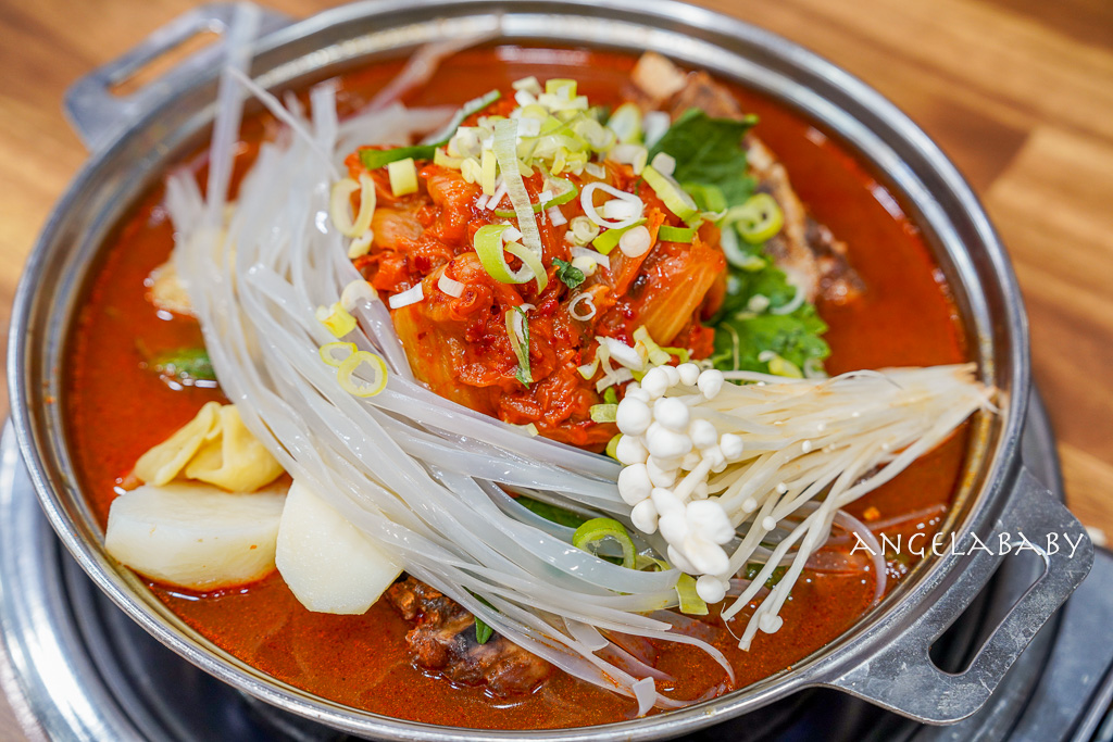 首爾24小時美食｜鐘路三街站『본가왕뼈감자탕 종로송해길점』本家王馬鈴薯豬骨湯、辣炒小章魚 @梅格(Angelababy)享樂日記