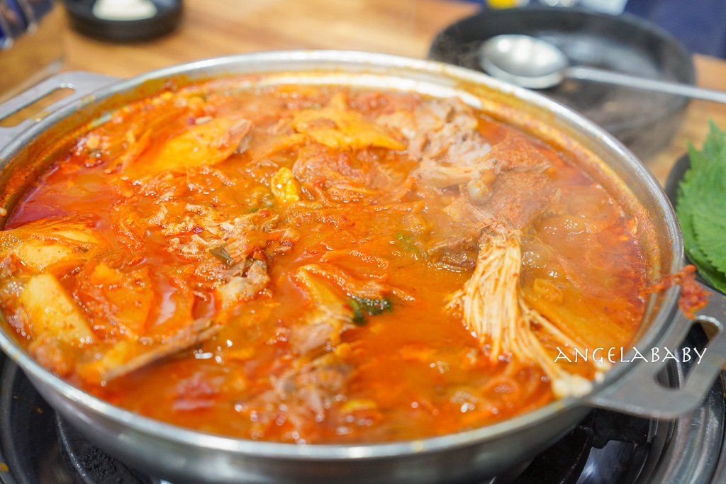 首爾24小時美食｜鐘路三街站『본가왕뼈감자탕 종로송해길점』本家王馬鈴薯豬骨湯、辣炒小章魚 @梅格(Angelababy)享樂日記
