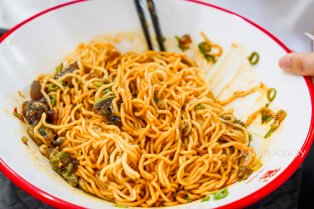 台北最好吃的蔥油拌麵『蘇氏麵館』菜單、牛油皮蛋麵香辣過癮、五星好評再送香濃霜淇淋 @梅格(Angelababy)享樂日記