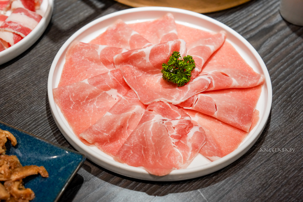 板橋麻辣鴨也豆腐吃到飽『這一鍋 板橋府中殿』每人500元超值雙肉套餐還有冰沙暢飲！ @梅格(Angelababy)享樂日記