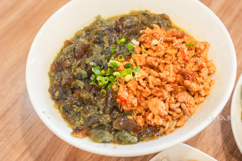 新莊小鼎泰Ｘ排骨蛋炒飯『周天喜麵食館』被埋沒的香辣皮蛋麵也很讚 @梅格(Angelababy)享樂日記