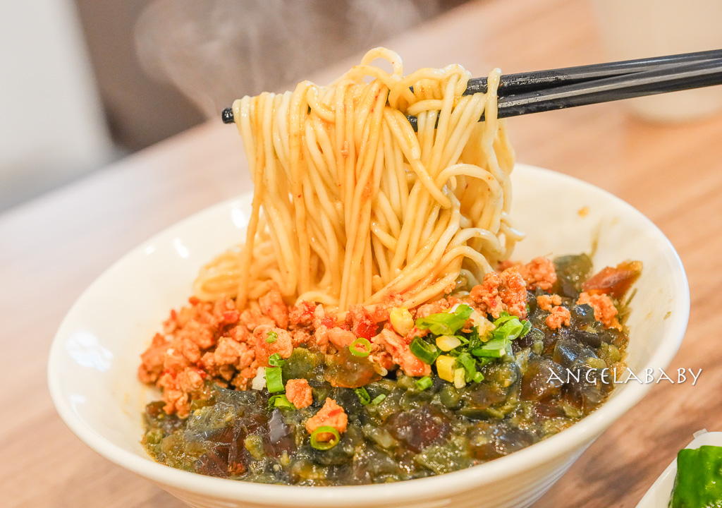 新莊小鼎泰Ｘ排骨蛋炒飯『周天喜麵食館』被埋沒的香辣皮蛋麵也很讚 @梅格(Angelababy)享樂日記