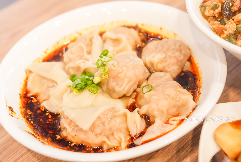 新莊小鼎泰Ｘ排骨蛋炒飯『周天喜麵食館』被埋沒的香辣皮蛋麵也很讚 @梅格(Angelababy)享樂日記