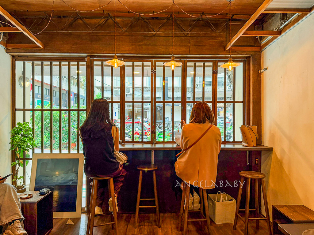 韓國漢江一帶流行起來的泡麵機在萊爾富品嚐的到 ＃超商-韓國煮麵機 ＃辛拉麵＋蛋＋起司 ＃札幌煎焙芝麻味增拉麵＋起司＋魚板＋起司 @梅格(Angelababy)享樂日記