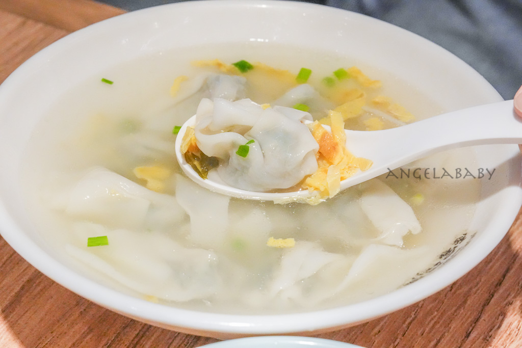 上海必吃美食｜吹彈可破的爆漿湯包『佳家湯包』在地30年老店！被耽誤的蟹黃拌麵 @梅格(Angelababy)享樂日記