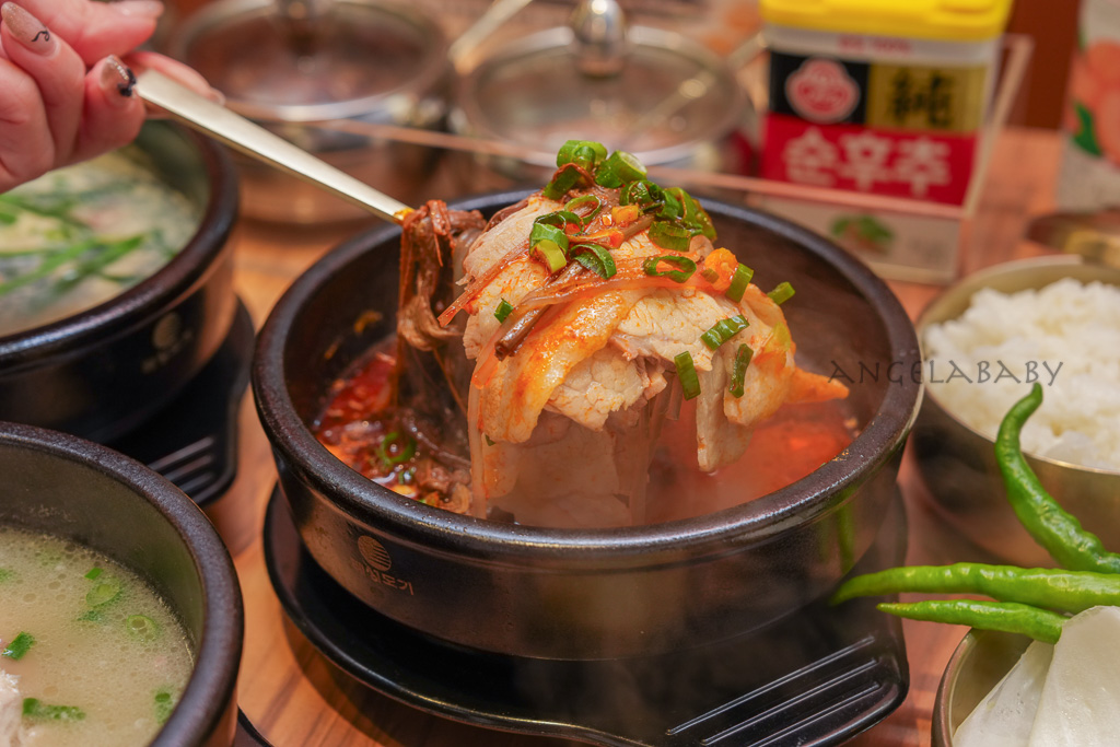 西門新開幕『真館 진관｜韓式湯飯專門店-西門店』threads上爆紅的豬肉湯飯、手工小菜免費續 @梅格(Angelababy)享樂日記
