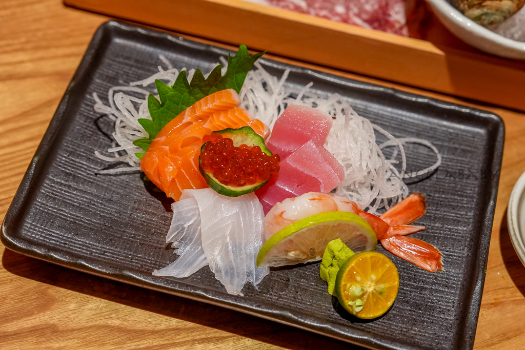 信義美食推薦｜東京排名第一的海鮮丼『日本橋海鮮丼辻半 微風信義店』訂位、讀者優惠截圖免費招待綜合生魚片 @梅格(Angelababy)享樂日記