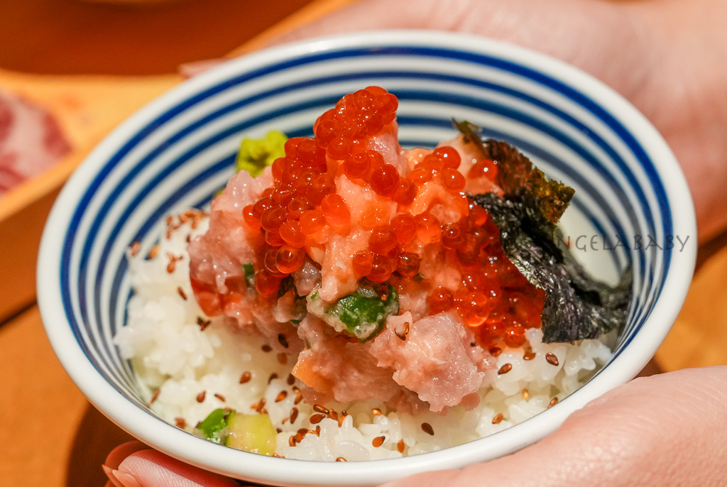 信義美食推薦｜東京排名第一的海鮮丼『日本橋海鮮丼辻半 微風信義店』訂位、讀者優惠截圖免費招待綜合生魚片 @梅格(Angelababy)享樂日記