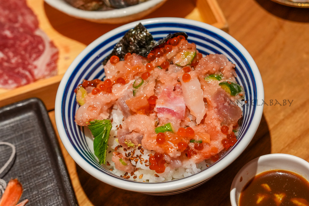 信義美食推薦｜東京排名第一的海鮮丼『日本橋海鮮丼辻半 微風信義店』訂位、讀者優惠截圖免費招待綜合生魚片 @梅格(Angelababy)享樂日記