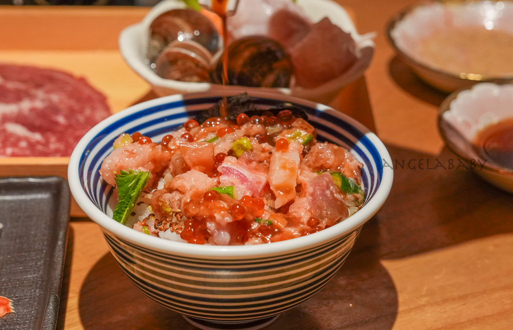 信義美食推薦｜東京排名第一的海鮮丼『日本橋海鮮丼辻半 微風信義店』訂位、讀者優惠截圖免費招待綜合生魚片 @梅格(Angelababy)享樂日記