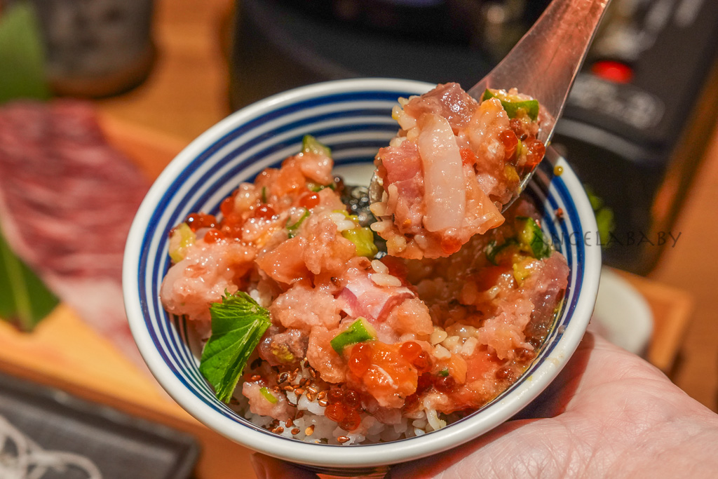 信義美食推薦｜東京排名第一的海鮮丼『日本橋海鮮丼辻半 微風信義店』訂位、讀者優惠截圖免費招待綜合生魚片 @梅格(Angelababy)享樂日記