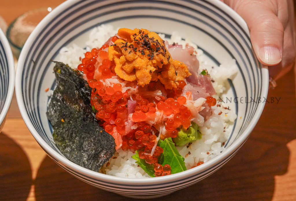信義美食推薦｜東京排名第一的海鮮丼『日本橋海鮮丼辻半 微風信義店』訂位、讀者優惠截圖免費招待綜合生魚片 @梅格(Angelababy)享樂日記