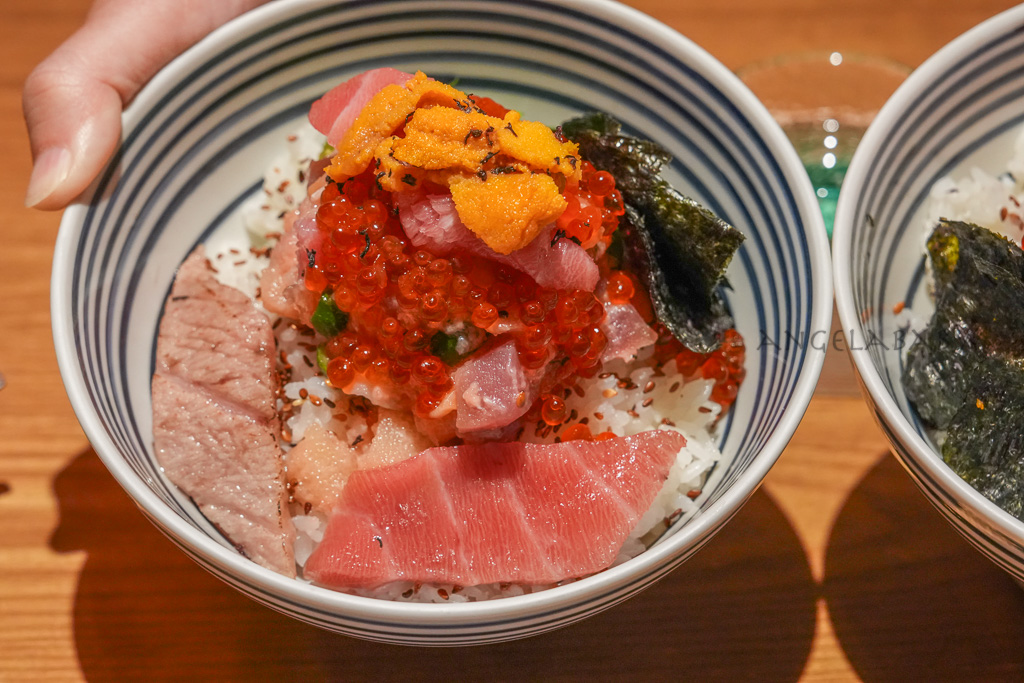 信義美食推薦｜東京排名第一的海鮮丼『日本橋海鮮丼辻半 微風信義店』訂位、讀者優惠截圖免費招待綜合生魚片 @梅格(Angelababy)享樂日記