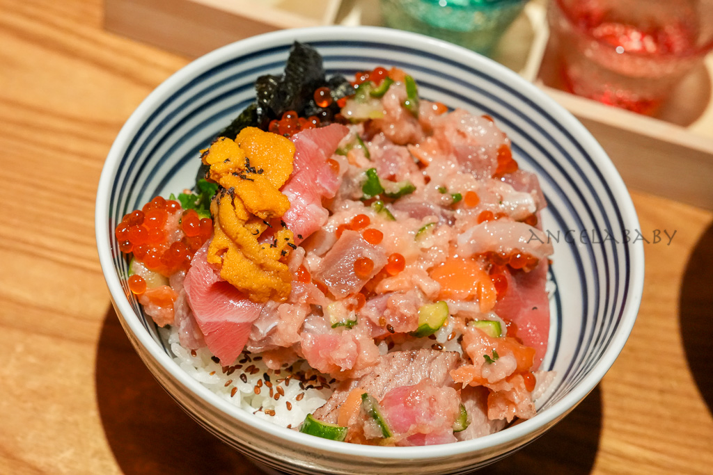 信義美食推薦｜東京排名第一的海鮮丼『日本橋海鮮丼辻半 微風信義店』訂位、讀者優惠截圖免費招待綜合生魚片 @梅格(Angelababy)享樂日記