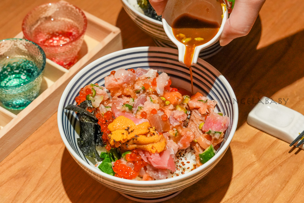 信義美食推薦｜東京排名第一的海鮮丼『日本橋海鮮丼辻半 微風信義店』訂位、讀者優惠截圖免費招待綜合生魚片 @梅格(Angelababy)享樂日記