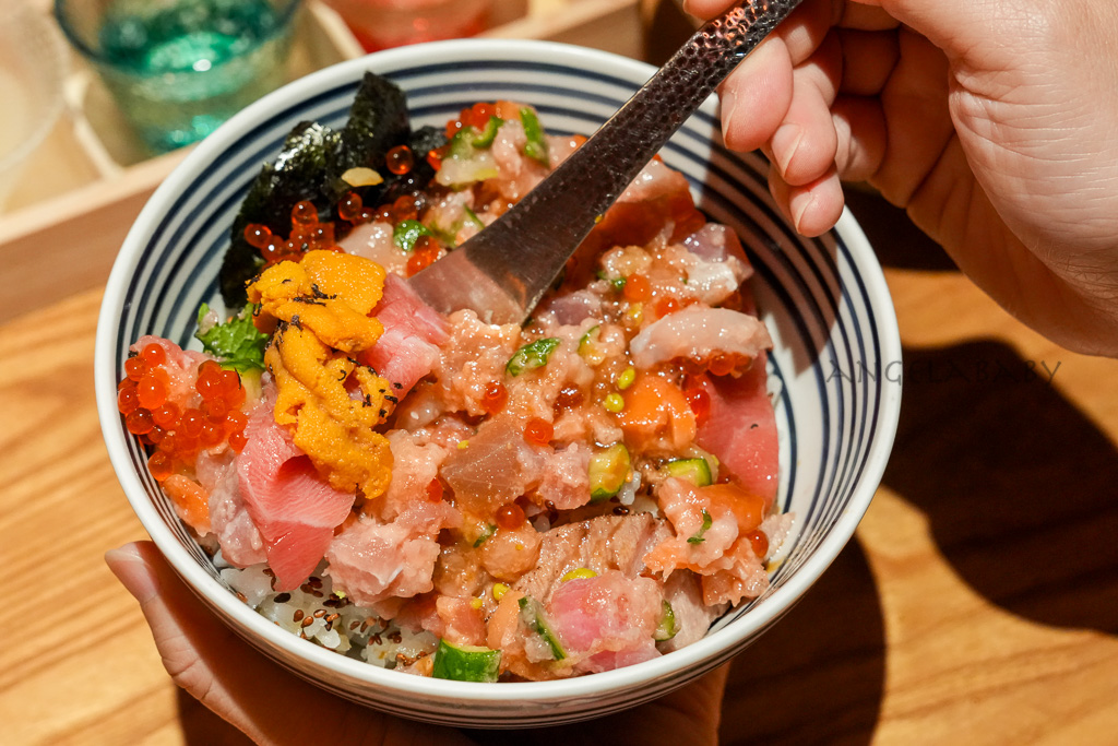 信義美食推薦｜東京排名第一的海鮮丼『日本橋海鮮丼辻半 微風信義店』訂位、讀者優惠截圖免費招待綜合生魚片 @梅格(Angelababy)享樂日記
