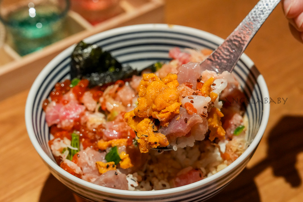 信義美食推薦｜東京排名第一的海鮮丼『日本橋海鮮丼辻半 微風信義店』訂位、讀者優惠截圖免費招待綜合生魚片 @梅格(Angelababy)享樂日記