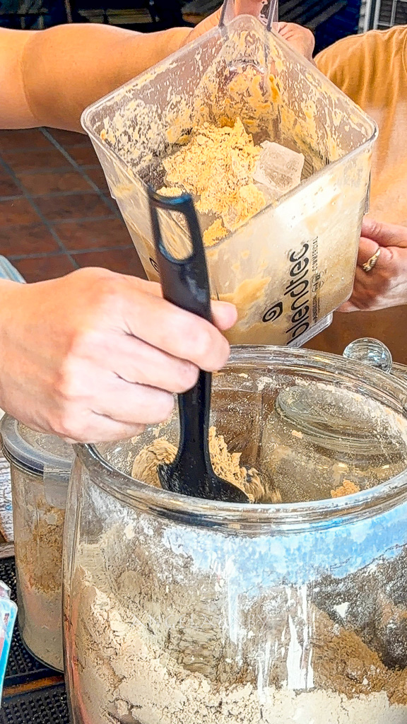 鹿港老街美食『彥仲麵茶 天后宮分店』古早味麵茶冰 @梅格(Angelababy)享樂日記