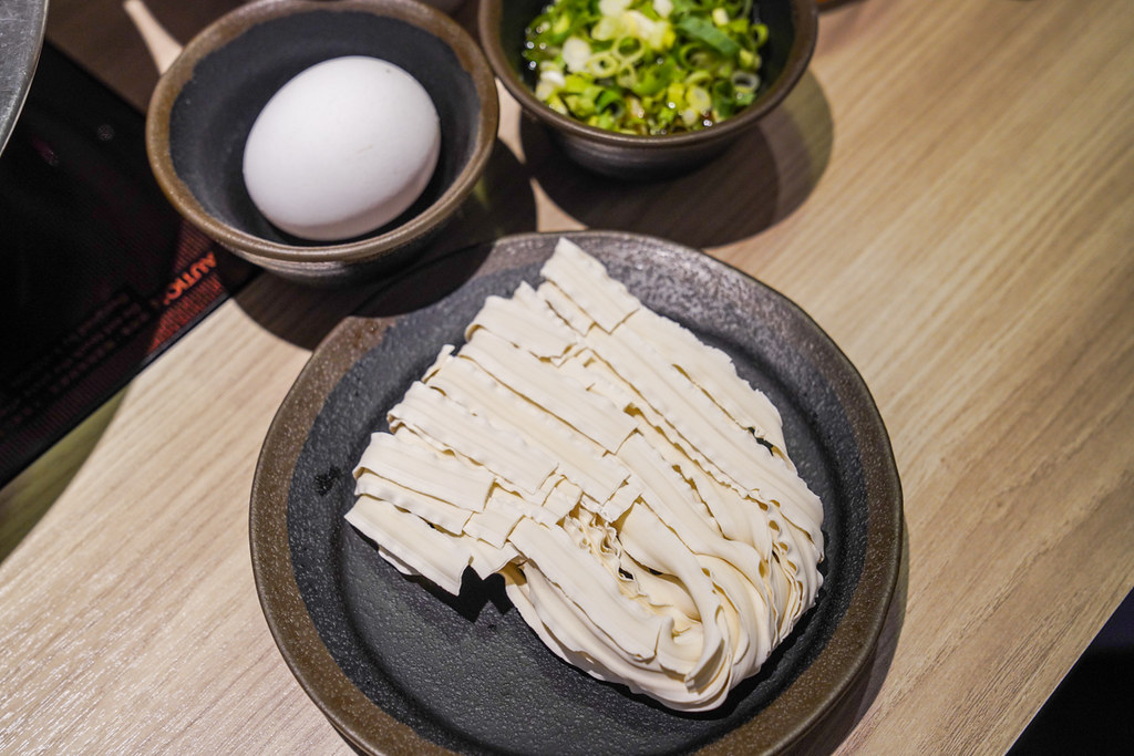 東區文青麻辣鍋『湊一鍋麻辣鴛鴦火鍋』個人火鍋、明治冰淇淋吃到飽、鴨血豆腐免費續一次、忠孝敦化聚餐 @梅格(Angelababy)享樂日記