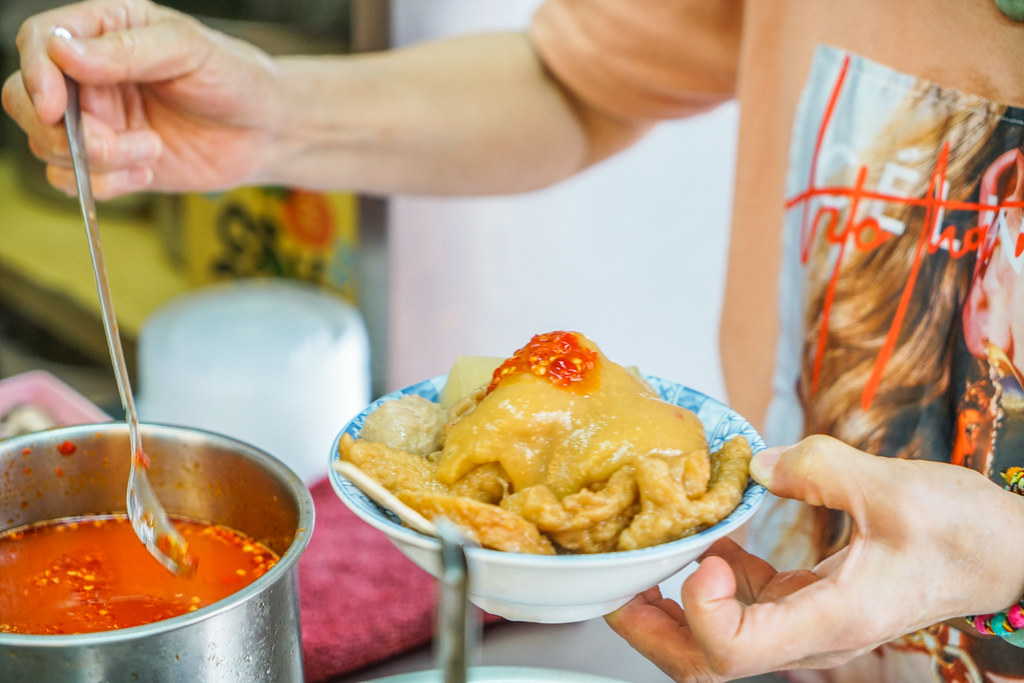 饒河街美食『豆味行甜不辣』松山銅板小吃、松山火車站銅板美食、捷運松山站小吃推薦 @梅格(Angelababy)享樂日記